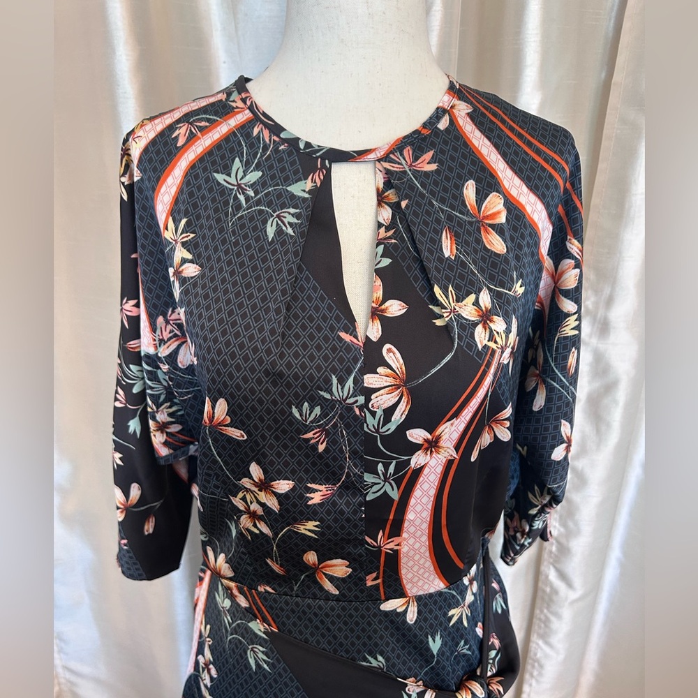 Maggy London Faux Wrap Dress Size 6 - Navy Flame Print Keyhole Detail - Picture 2 of 11